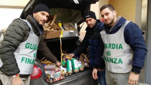 C'era anche la "Bomba di Parigi" tra gli 80.600 botti illegali e artifici pirotecnici,per un peso complessivo di circa 6,5 tonnellate, sequestrati dalla Guardia di Finanza nel Casertano, 31 dicembre 2015. Il micidiale ordigno, con il nome ispirato agli attacchi terroristici, conteneva circa 10 chili di polvere da sparo e una miccia programmata per far esplodere cento differenti colpi. E' stata trovata in negozio di articoli per la casa gestito da cittadini di nazionalità cinese. ANSA/ GUARDIA DI FINANZA +++ ANSA PROVIDES ACCESS TO THIS HANDOUT PHOTO TO BE USED SOLELY TO ILLUSTRATE NEWS REPORTING OR COMMENTARY ON THE FACTS OR EVENTS DEPICTED IN THIS IMAGE; NO ARCHIVING; NO LICENSING +++