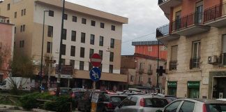 Traffico completamente paralizzato a Bagnoli. I vigili? Guardano altrove