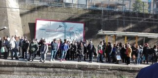 Violenza sui treni della circumvesuviana, vetri rotti e tanta paura