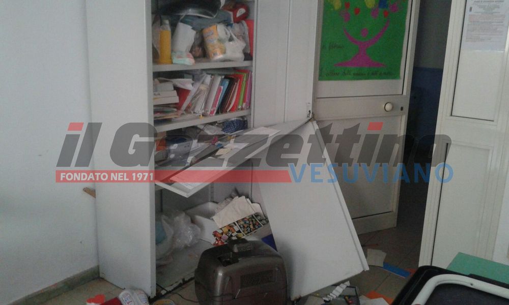 atti vandalici scuola torre annunziata