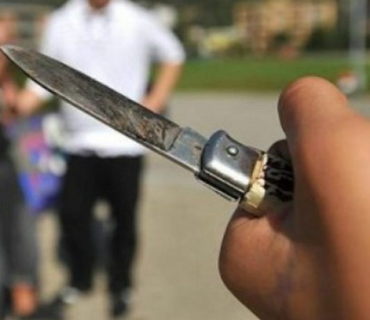 napoli aggressione coltello