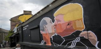 trump putin murales lituania