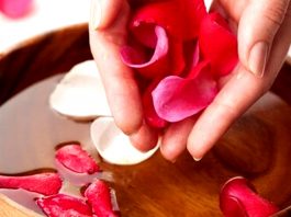 acqua e petali di rose tradizione ascensione