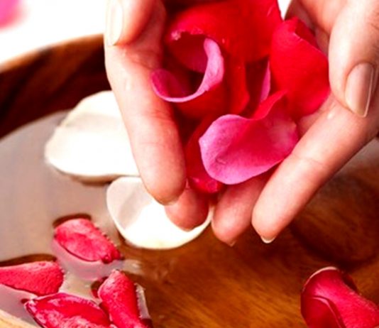 acqua e petali di rose tradizione ascensione