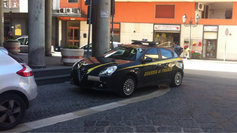 Blitz della finanza al Comune di Striano: militari all’ufficio anagrafe Blitz della finanza al Comune di Striano: militari all’ufficio anagrafe