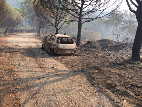 auto carabinieri incendiata