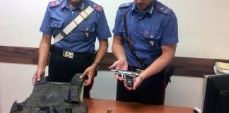 giubbotto antiproiettile e semiautomatica, pistola