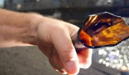 Colpisce con-una-bottiglia