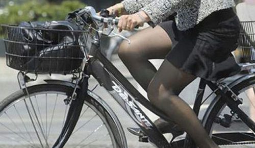 donna-bicicletta-strada