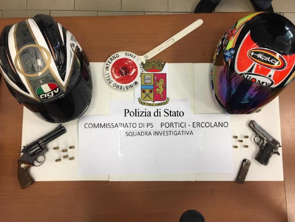 pistole casco polizia