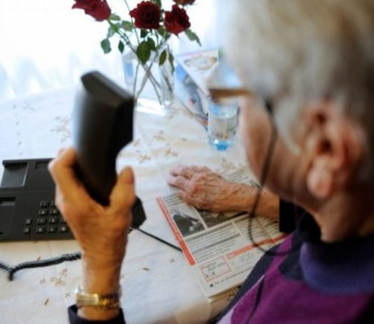 Napoli: truffa agli anziani, 21enne in manette anche per aver colpito i carabinieri