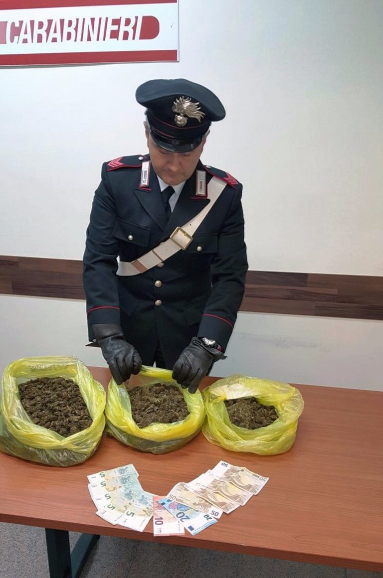 Pompei, più di un chilo di droga e migliaia di euro in casa: arrestato 28enne Pompei, più di un chilo di droga e migliaia di euro in casa: arrestato 28enne