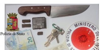 Portici: droga nascosta dietro sciarpa del Napoli