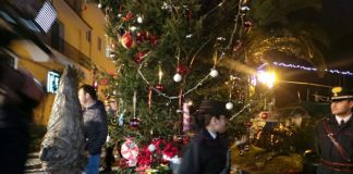 Ischia accende l’albero di Natale in ricordo delle vittime del sisma