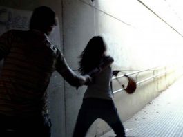 violenta due ragazze