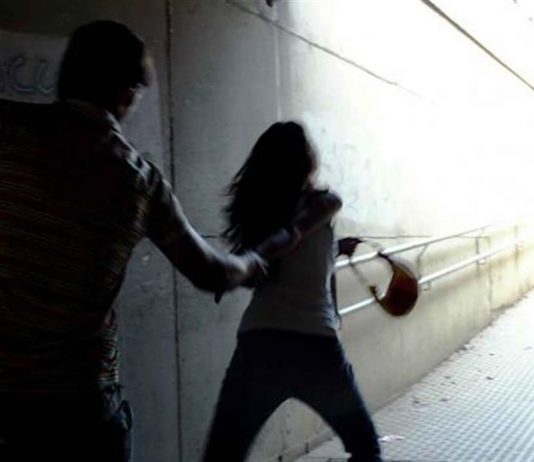 violenta due ragazze