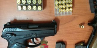 Smantellata piazza di spaccio, spuntano pistola e munizioni: arrestato 40enne a Napoli