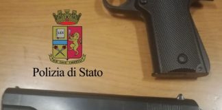 Sparavano sui passanti con delle pistole: l’intervento della polizia a Napoli