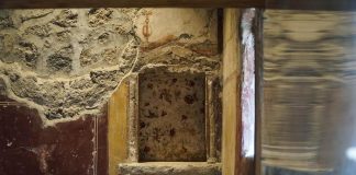 Sfregiato un prezioso affresco negli Scavi di Pompei: caccia ai vandali