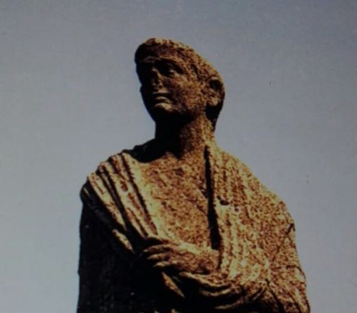 La statua del castello di Ottaviano: ancora in città l’opera rubata? La statua del castello di Ottaviano: ancora in città l’opera rubata?