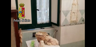 torre annunziata sistema a botola arrestata 23enne droga cocaina