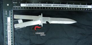 Follia a Pompei: aggredisce il padre e il fratello, poi scappa. 20enne arrestato dai carabinieri coltello