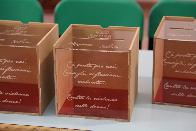 Chore dona i suoi raccoglitori allo Sportello Salva, servizio attivo nel contrasto alla violenza sulle donne Chore dona i suoi raccoglitori allo Sportello Salva, servizio attivo nel contrasto alla violenza sulle donne