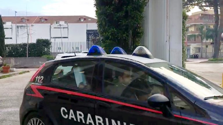 Qualiano, a 15 anni armato di tirapugni, coltello a scatto e proiettili