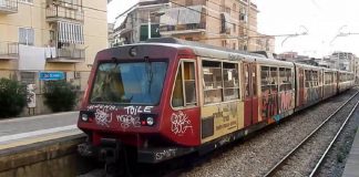 Nuovo guasto per la Circumvesuviana: ancora pendolari e turisti a piedi sui binari
