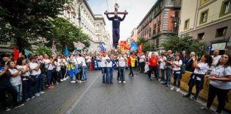 Corteo degli operai Whirlpool di Napoli: massiccia la partecipazione
