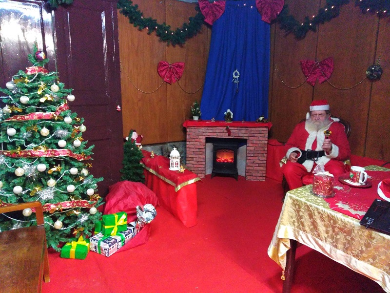 Casa Di Babbo Natale Foto.Il Trenino Dei Bambini Alla Casetta Di Babbo Natale Della Casa Di Riposo A Piano Di Sorrento