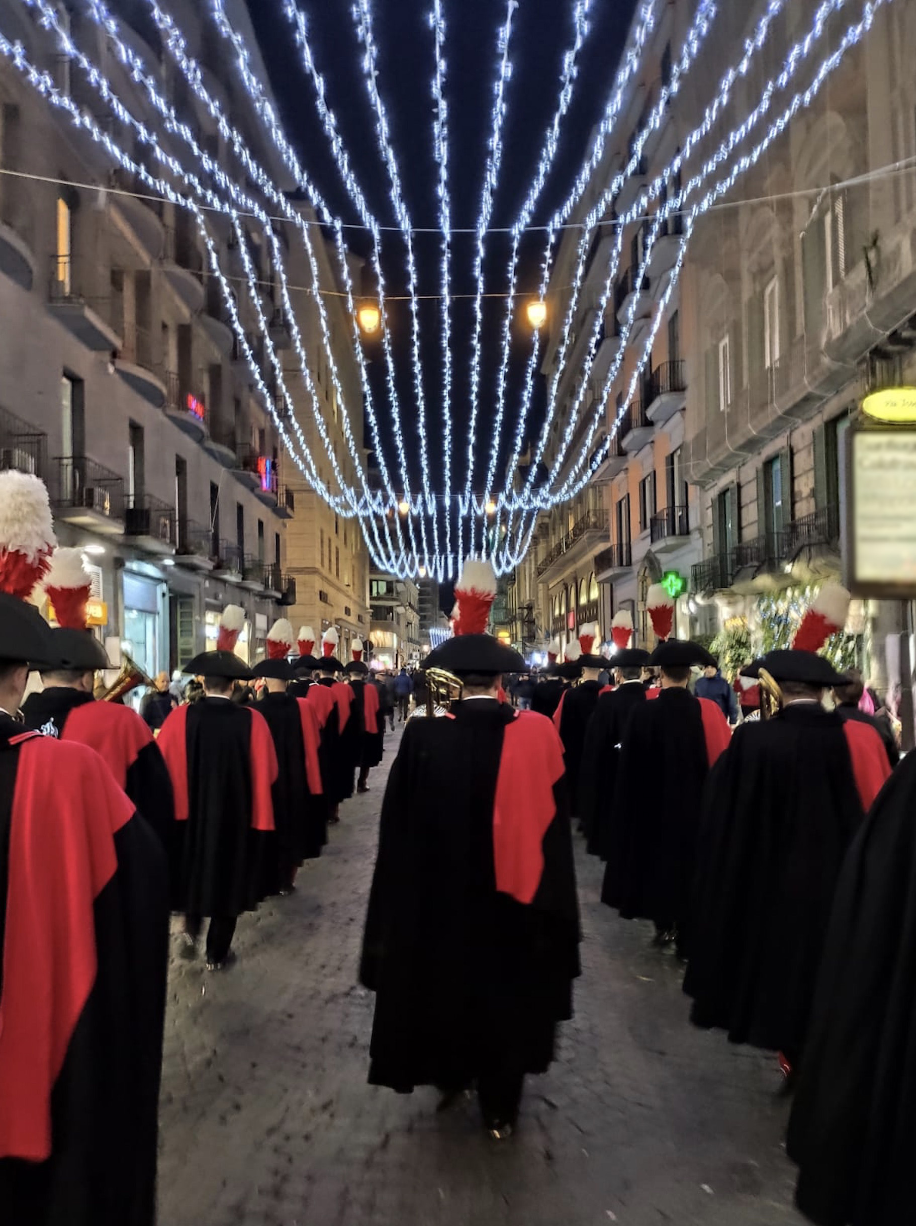 Buon Natale Carabinieri.Il Buon Natale Della Fanfara Dei Carabinieri Tra Le Strade Del Centro A Napoli
