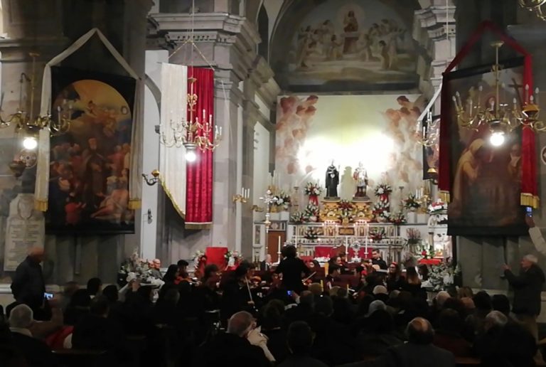 La nuova orchestra “Chiostro Armonico” saluta la festa patronale di Vico Equense La nuova orchestra “Chiostro Armonico” saluta la festa patronale di Vico Equense