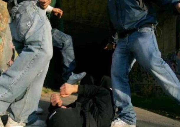 Napoli, paura per uno studente pakistano: aggredito da baby gang Napoli, paura per uno studente pakistano: aggredito da baby gang