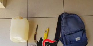 Giugliano, cosparge di benzina un’agenzia e chiede soldi: 56enne arrestato