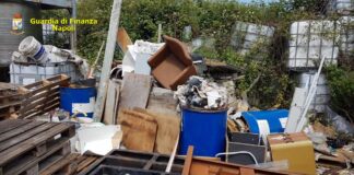 Cercola, producevano falso gel igienizzante in discarica: denunciati
