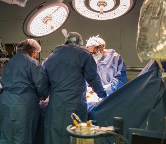 Napoli, bimba cade in casa: l'intervento dei medici, di due Aziende Sanitarie, le salva il braccio