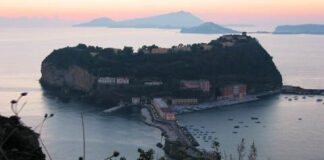 Litiga con l’amica e la spinge sugli scogli a Nisida: grave in ospedale. Arrestato 22enne