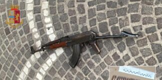 Napoli, armati di kalashnikov in moto: recuperato il fucile