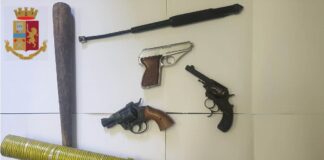 Acerra, rinvenute armi in un parco: sequestrato revolver artigianale