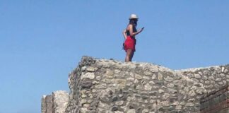 Incredibile agli Scavi di Pompei, turista sul tetto delle Terme per scattare foto: aperta un’indagine scavi pompei turista tetto