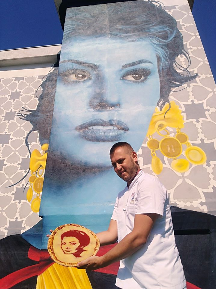 l'istruttore pizzaiolo vicedomini omaggia donna sofia gragnano