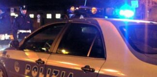 Secondigliano, prende a calci l’auto e aggredisce i poliziotti: arrestato 29enne
