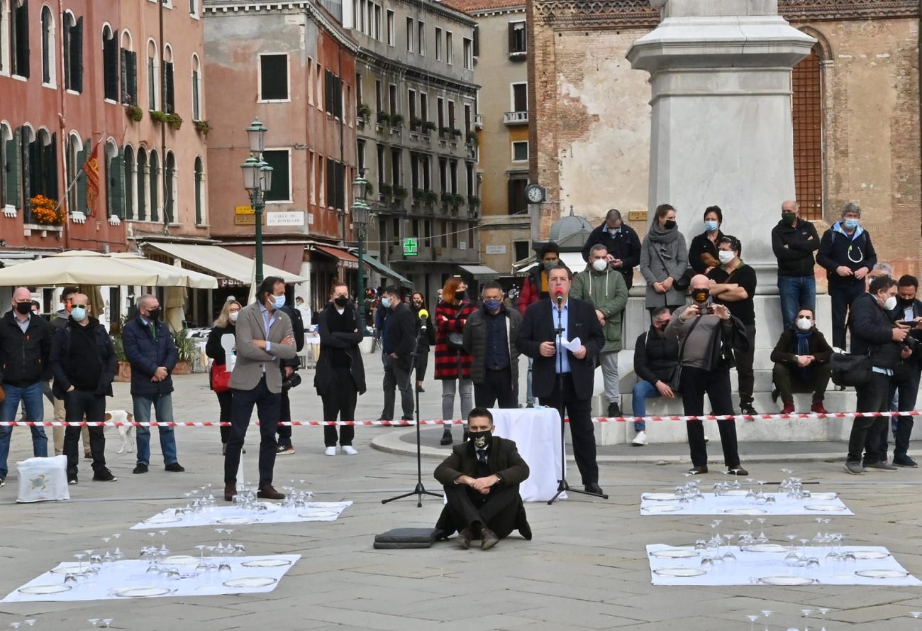 Campo Santo stefano ristoratori sui masegni