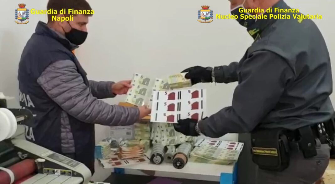 finanza soldi banconote false