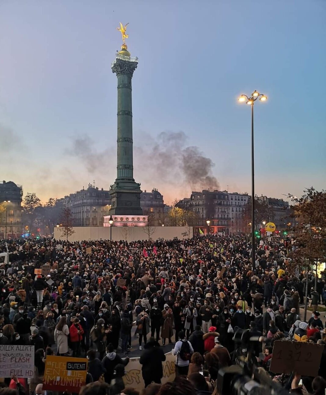 Il popolo francese contro la legge sulla sicurezza globale. La marcia e le proteste da Parigi alle principali città della nazione