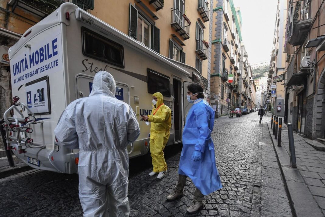 Doctors, protected by overalls, masks, gloves and glasses,