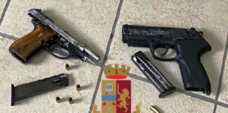 Pistole in casa e sulla tettoia: “Alto Impatto” a Secondigliano, scoperte armi e droga polizia pistole secondigliano