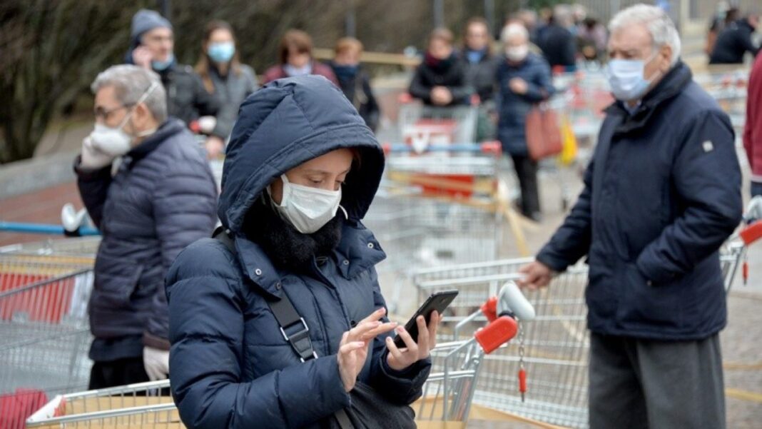 gente-con-mascherina supermercato