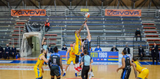 Basket Al Palamangano di Scafati la Givova festeggia contro il Benacquista Latina